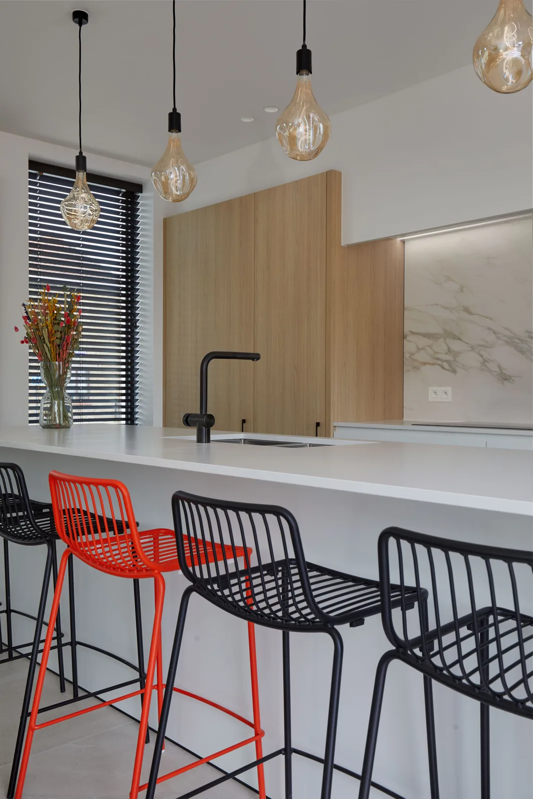 Project DHD, lichtrijk interieur in Calacatta Grigio en bleke eik — foto 15 van 24