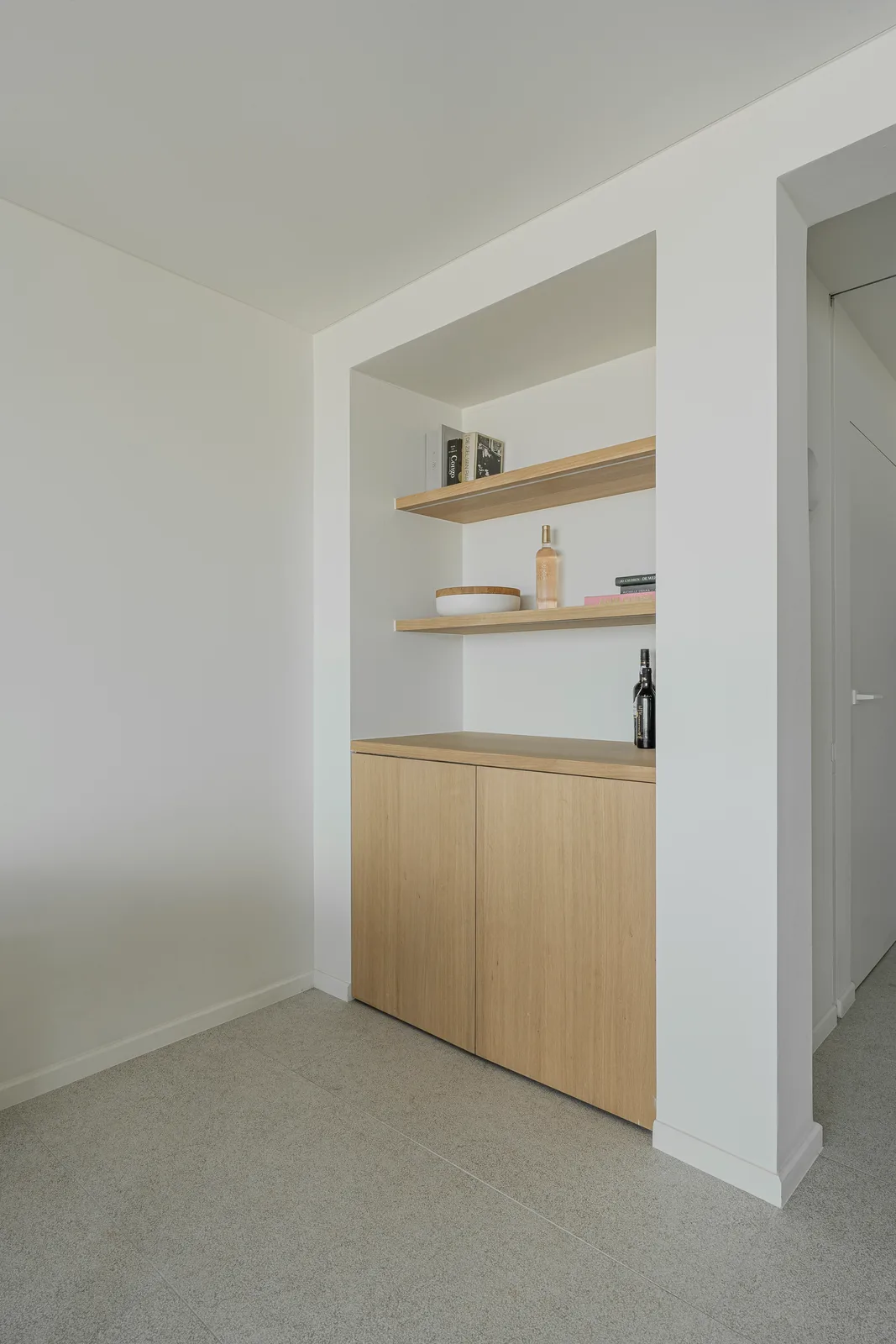 Project ODK2, minimalistisch interieur in licht eikenhout en natuursteen — foto 12 van 24