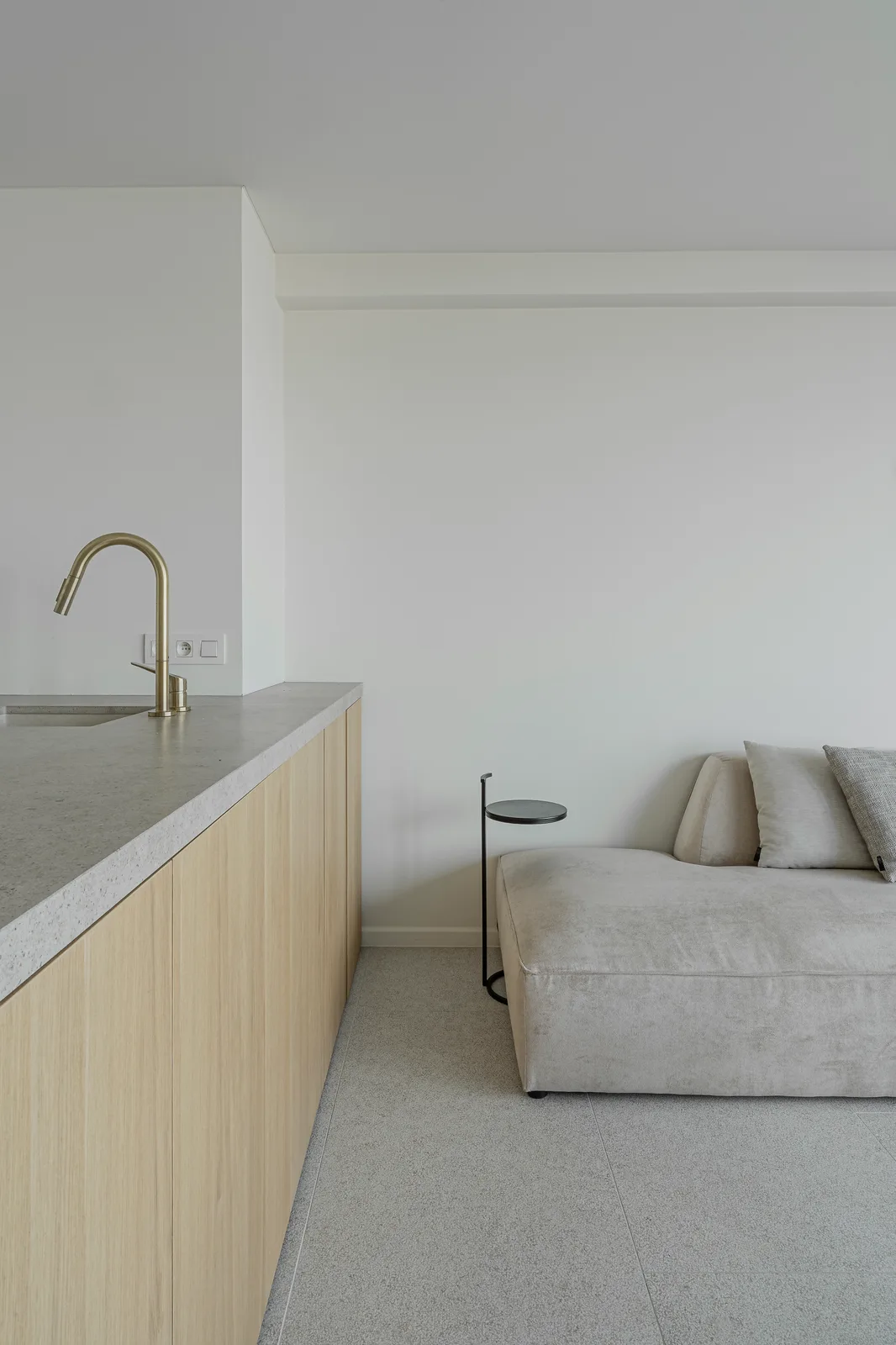 Project ODK2, minimalistisch interieur in licht eikenhout en natuursteen — foto 14 van 24