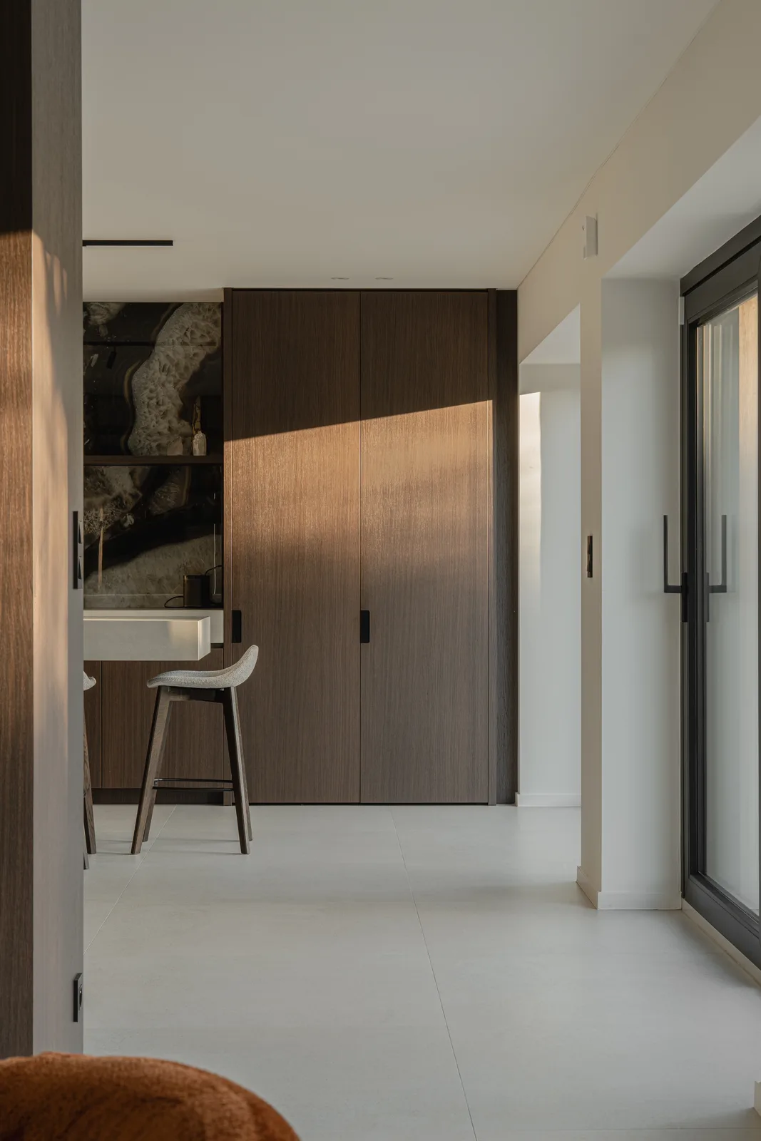 Project OOC, residentieel interieur in notenhout en onyx natuursteen — foto 10 van 74