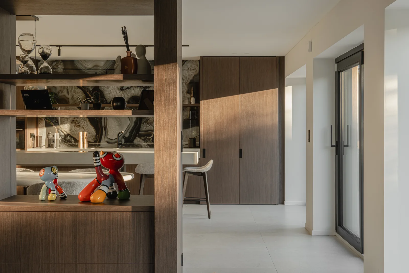 Project OOC, residentieel interieur in notenhout en onyx natuursteen — foto 12 van 74