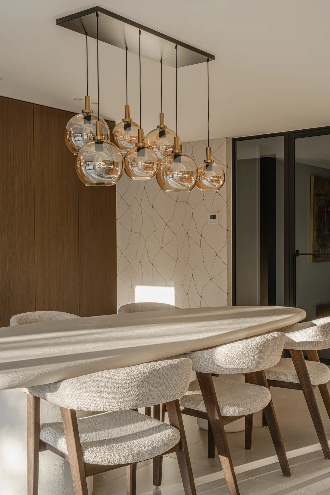 Project OOC, residentieel interieur in notenhout en onyx natuursteen — foto 16 van 74