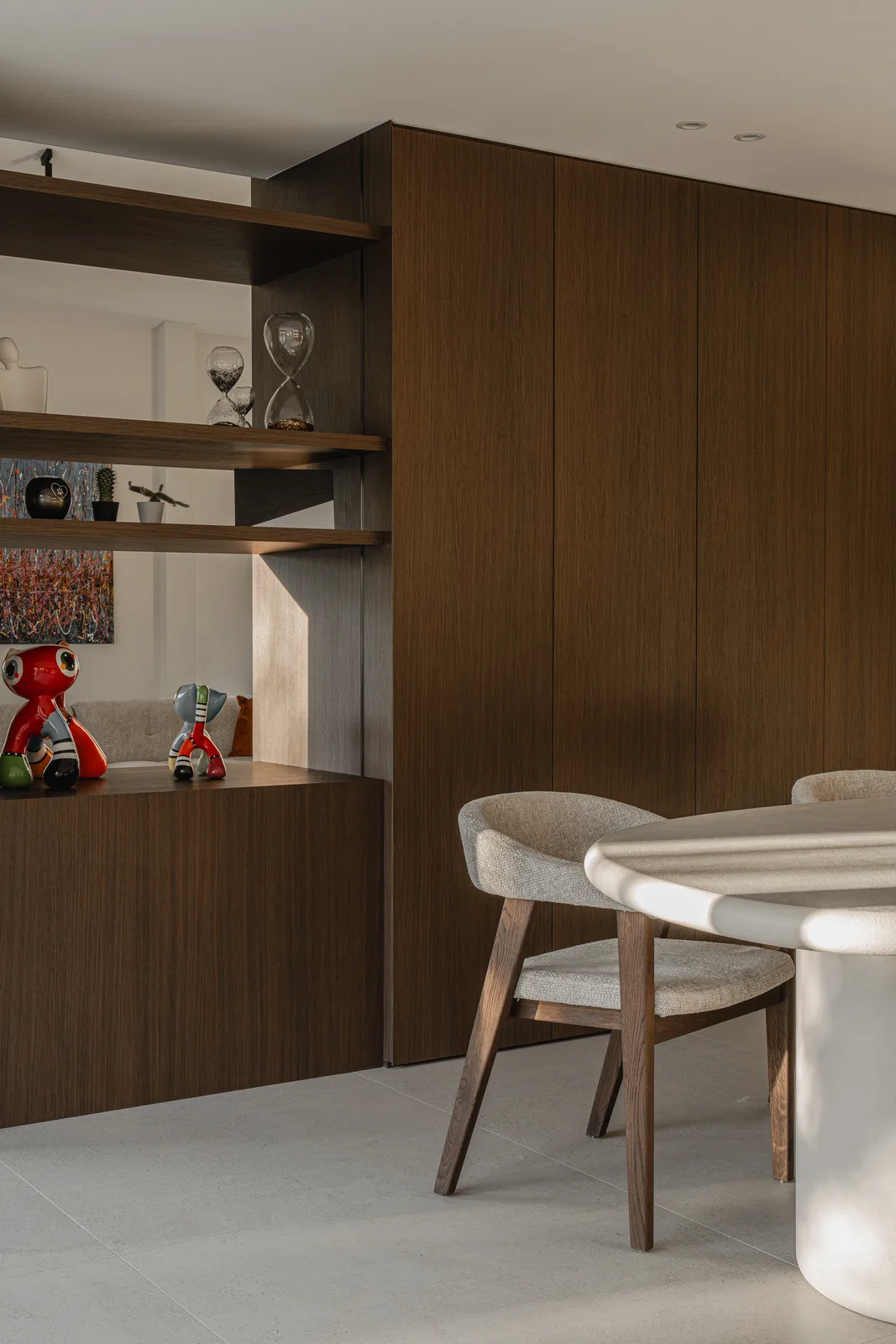 Project OOC, residentieel interieur in notenhout en onyx natuursteen — foto 18 van 74
