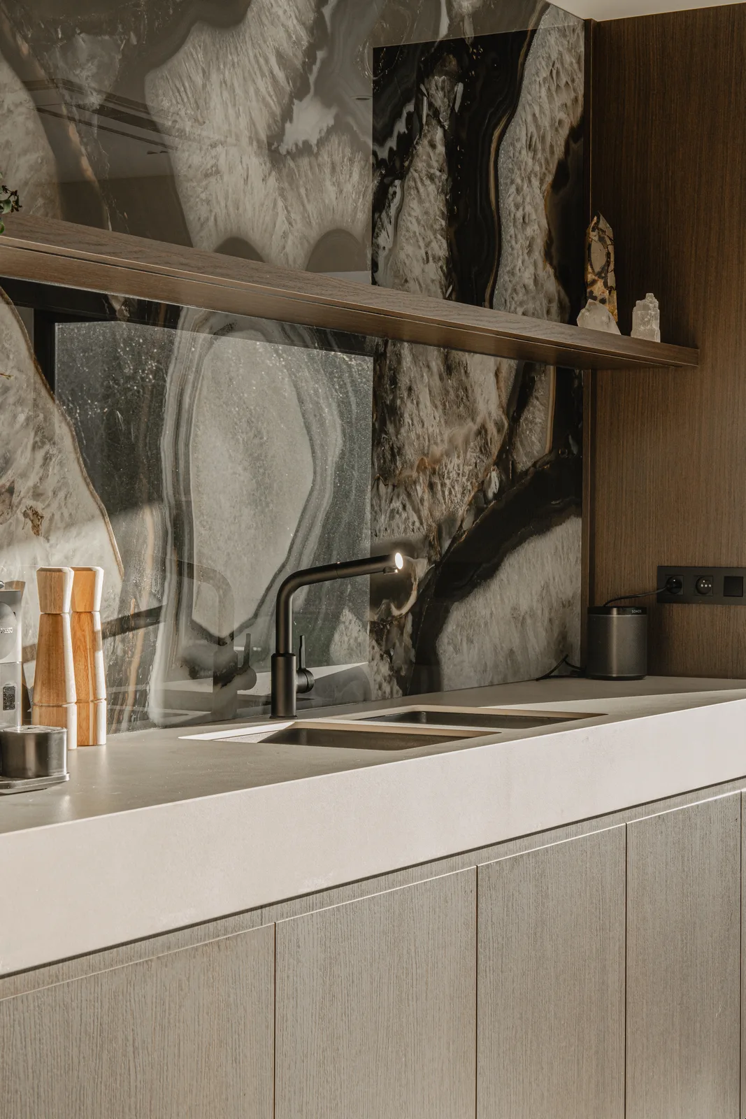 Project OOC, residentieel interieur in notenhout en onyx natuursteen — foto 24 van 74