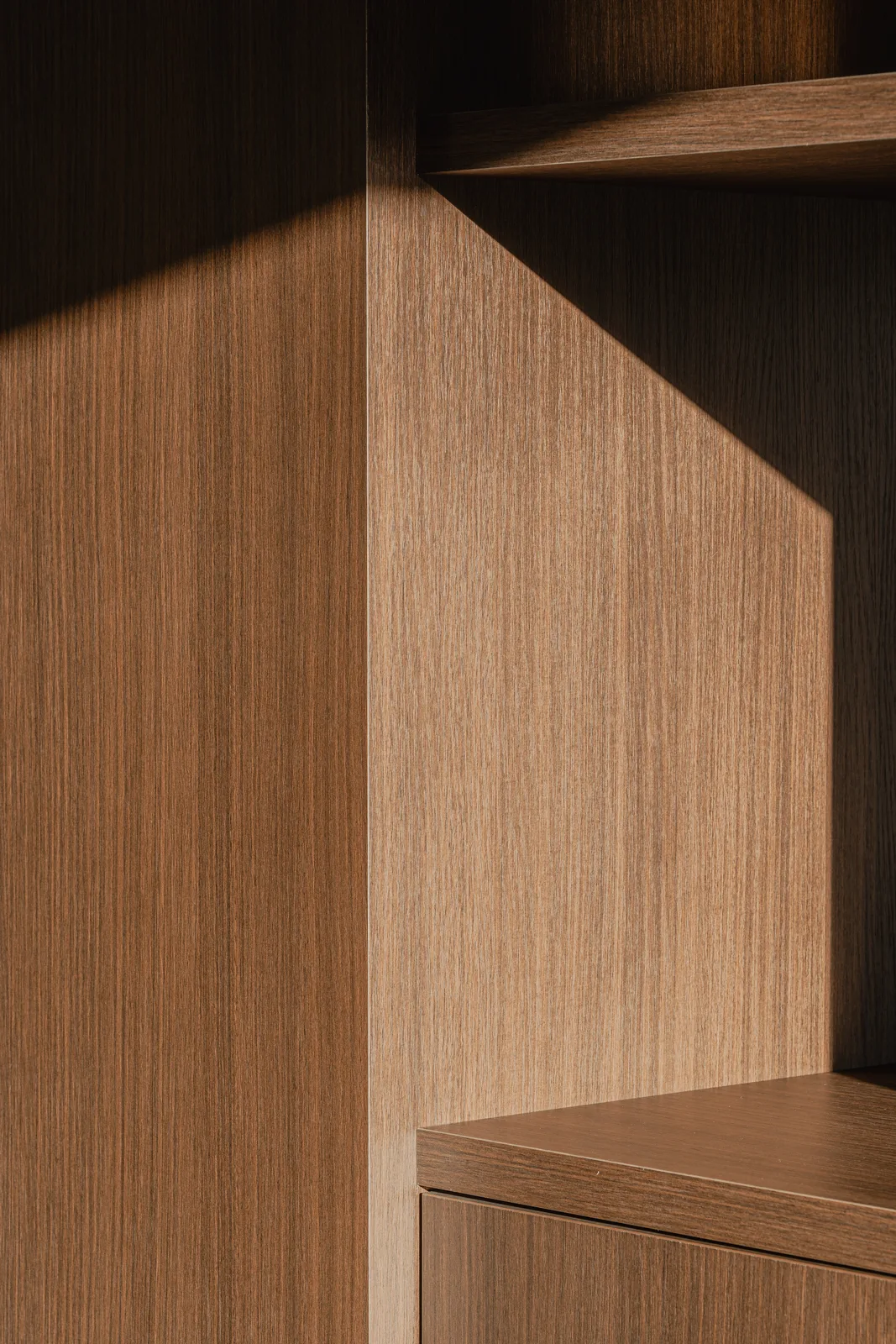 Project OOC, residentieel interieur in notenhout en onyx natuursteen — foto 27 van 74