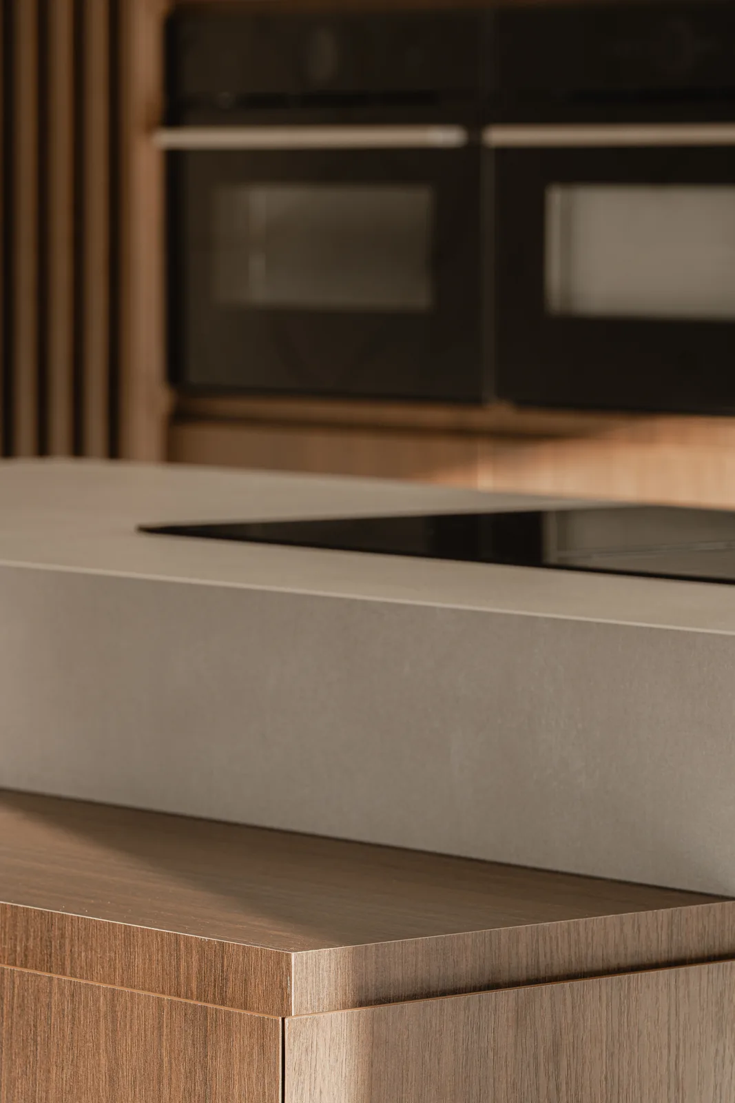 Project OOC, residentieel interieur in notenhout en onyx natuursteen — foto 31 van 74