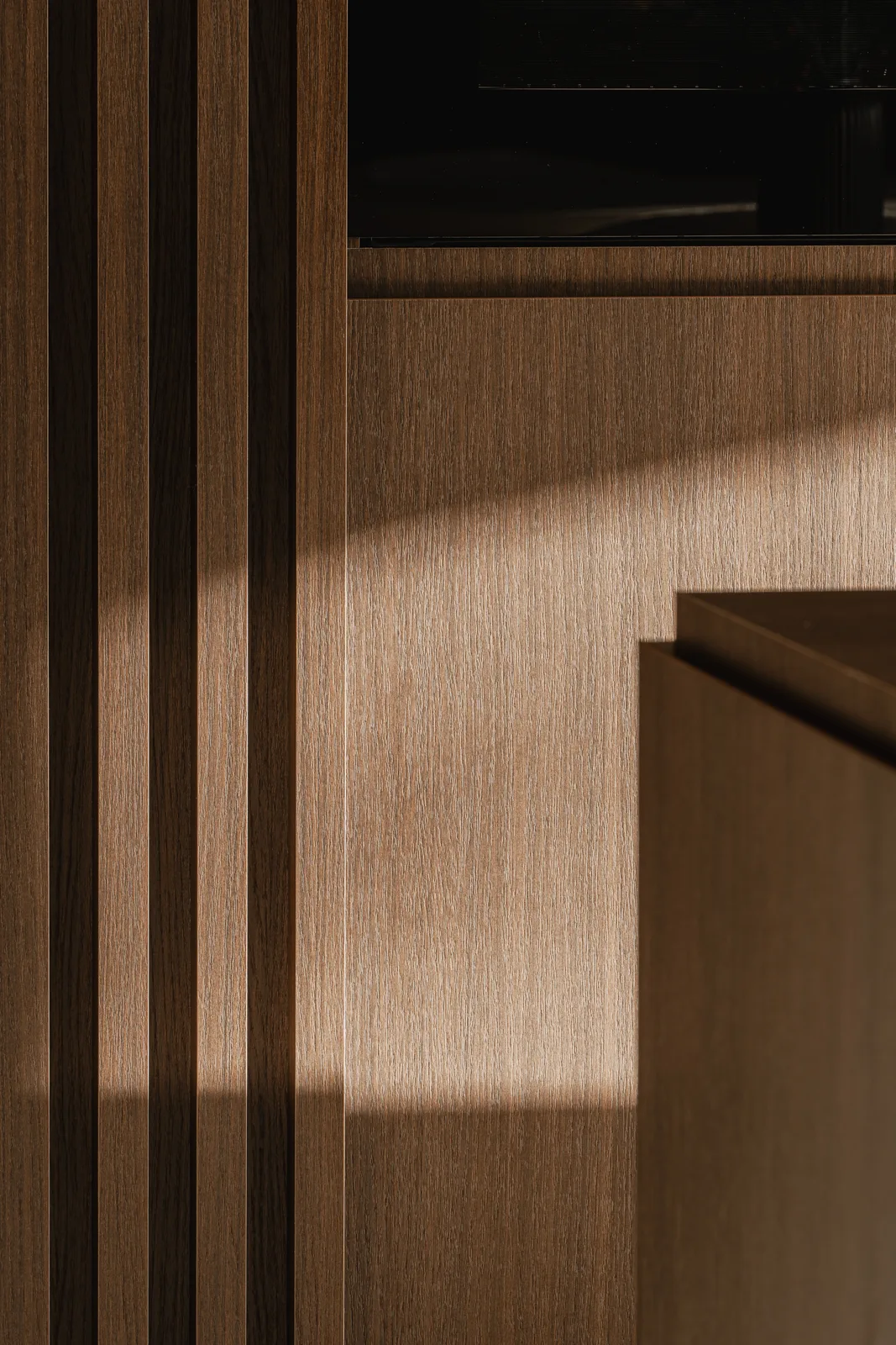 Project OOC, residentieel interieur in notenhout en onyx natuursteen — foto 32 van 74