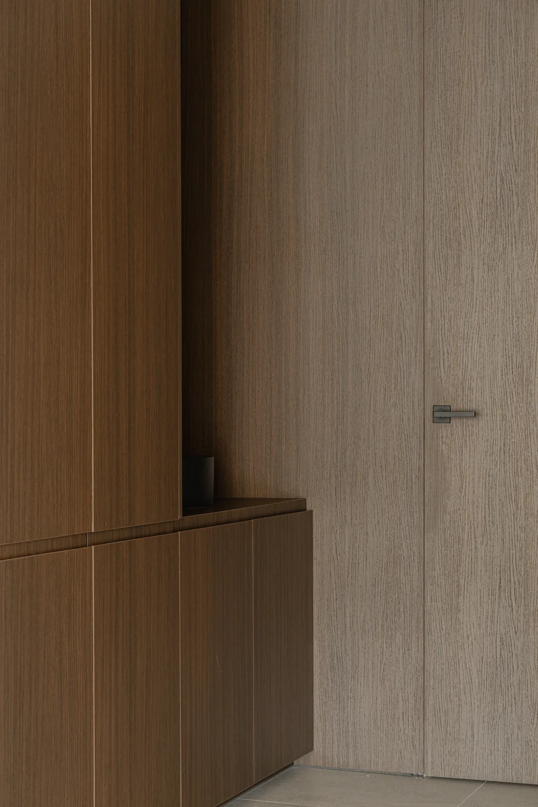 Project OOC, residentieel interieur in notenhout en onyx natuursteen — foto 38 van 74