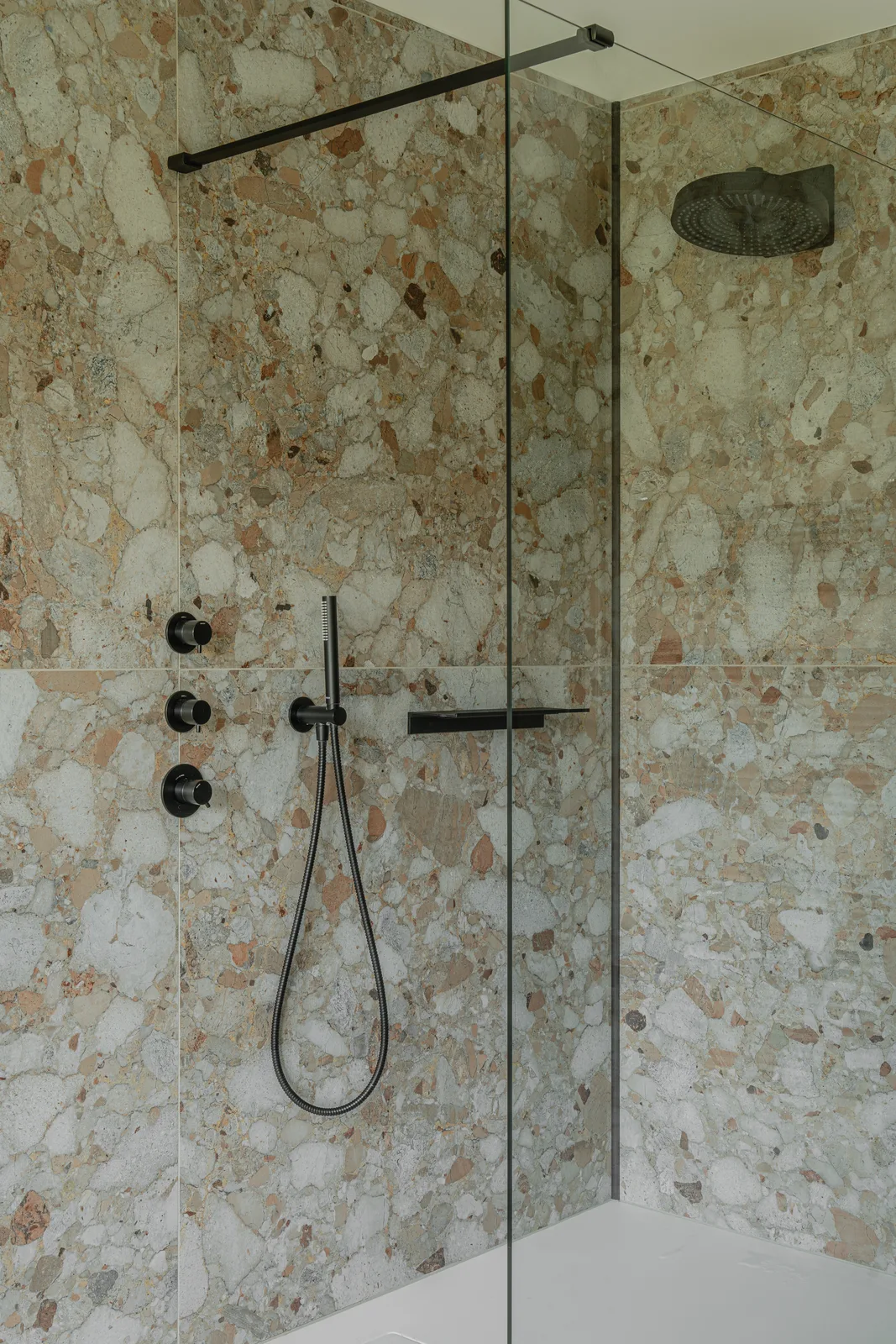 Project OOC, residentieel interieur in notenhout en onyx natuursteen — foto 50 van 74