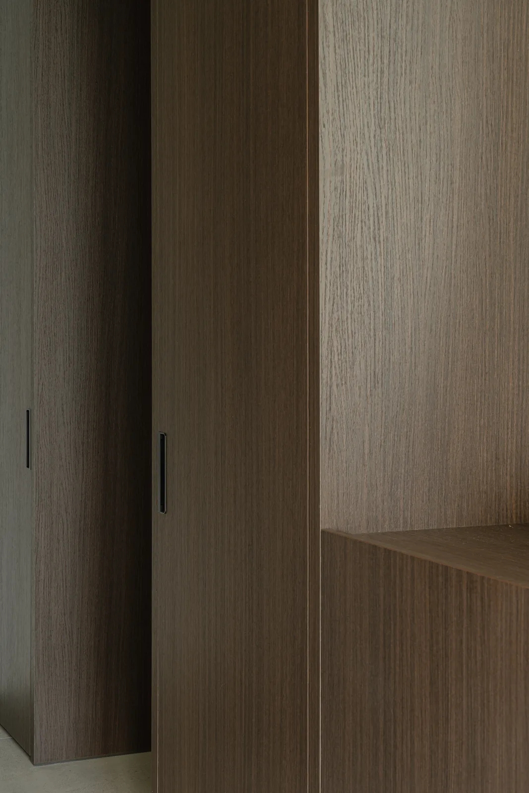 Project OOC, residentieel interieur in notenhout en onyx natuursteen — foto 55 van 74