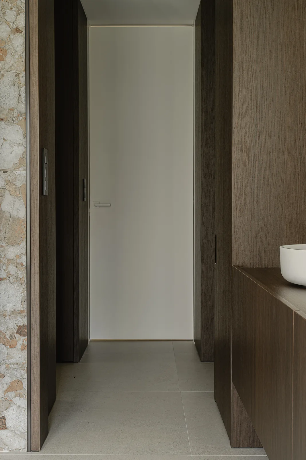 Project OOC, residentieel interieur in notenhout en onyx natuursteen — foto 56 van 74