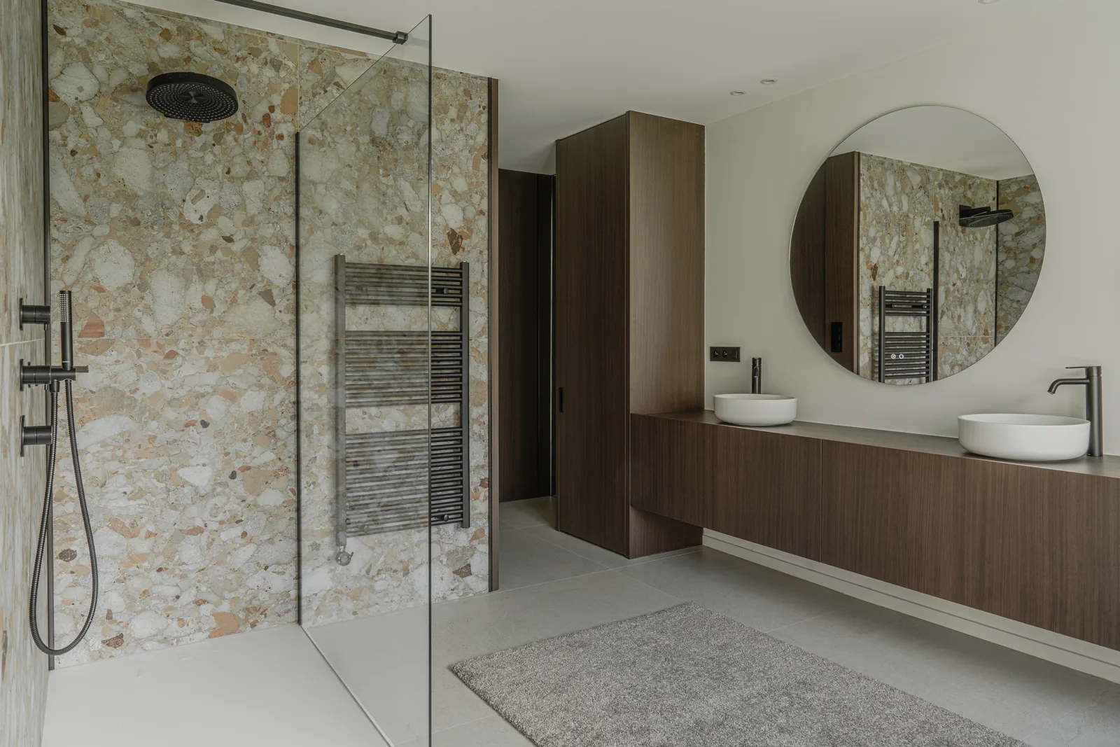 Project OOC, residentieel interieur in notenhout en onyx natuursteen — foto 57 van 74
