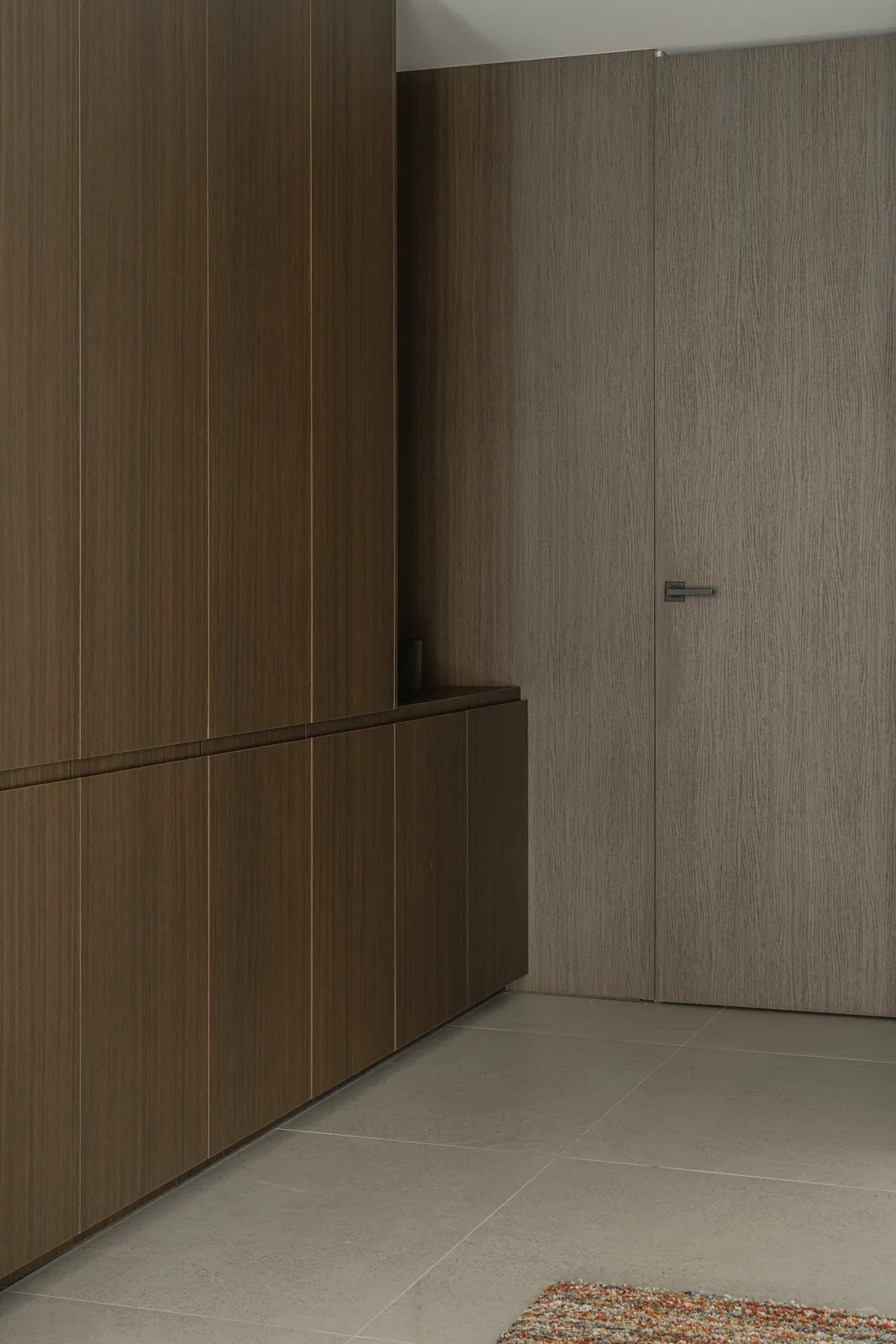 Project OOC, residentieel interieur in notenhout en onyx natuursteen — foto 62 van 74