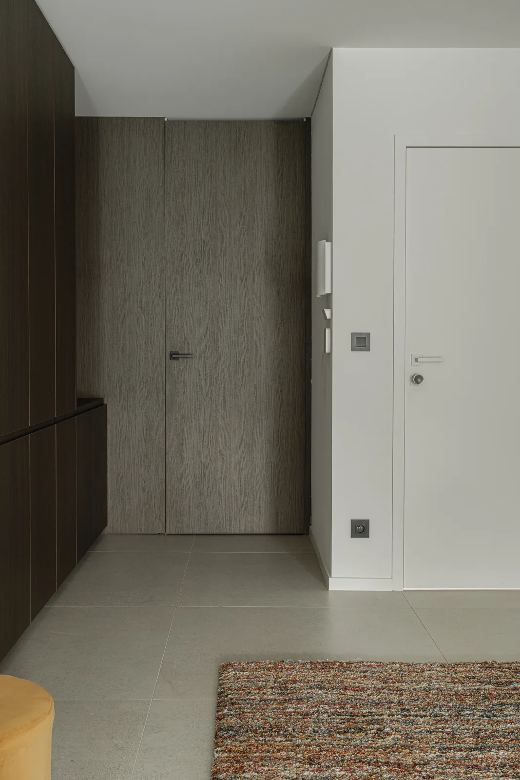 Project OOC, residentieel interieur in notenhout en onyx natuursteen — foto 63 van 74