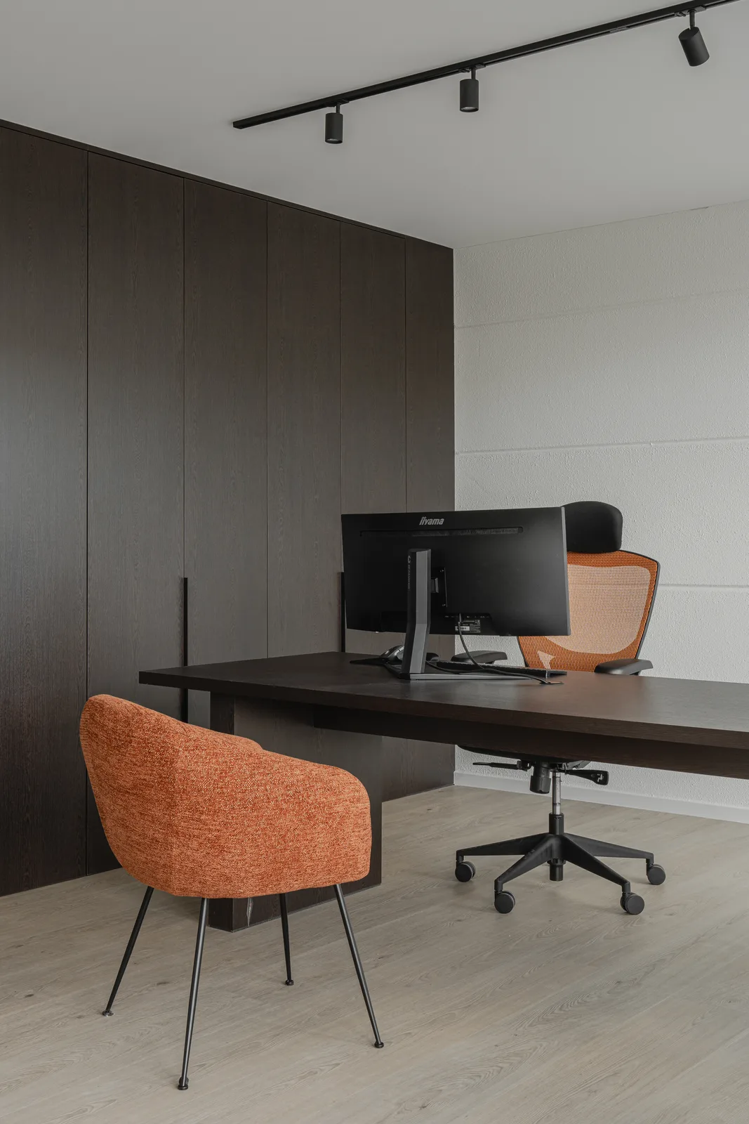 Project OOC, residentieel interieur in notenhout en onyx natuursteen — foto 64 van 74