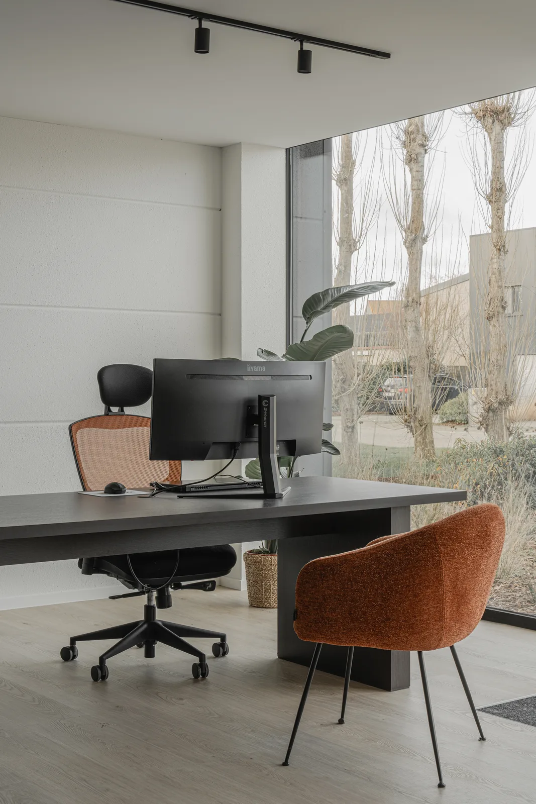Project OOC, residentieel interieur in notenhout en onyx natuursteen — foto 68 van 74