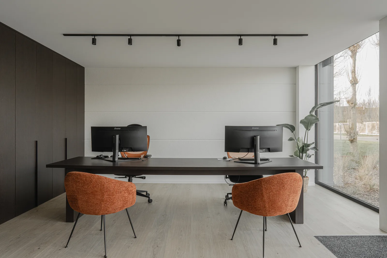 Project OOC, residentieel interieur in notenhout en onyx natuursteen — foto 69 van 74