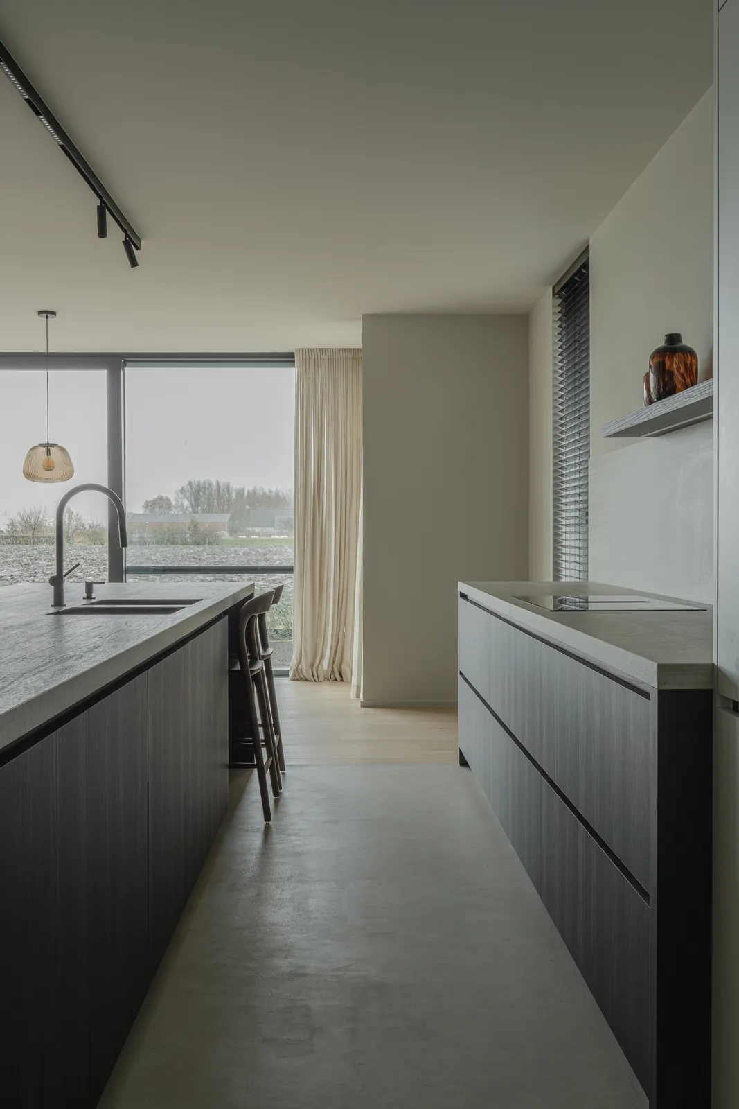 Project VLM, minimalistische leefruimte in Mortex en eiken parket — foto 16 van 52