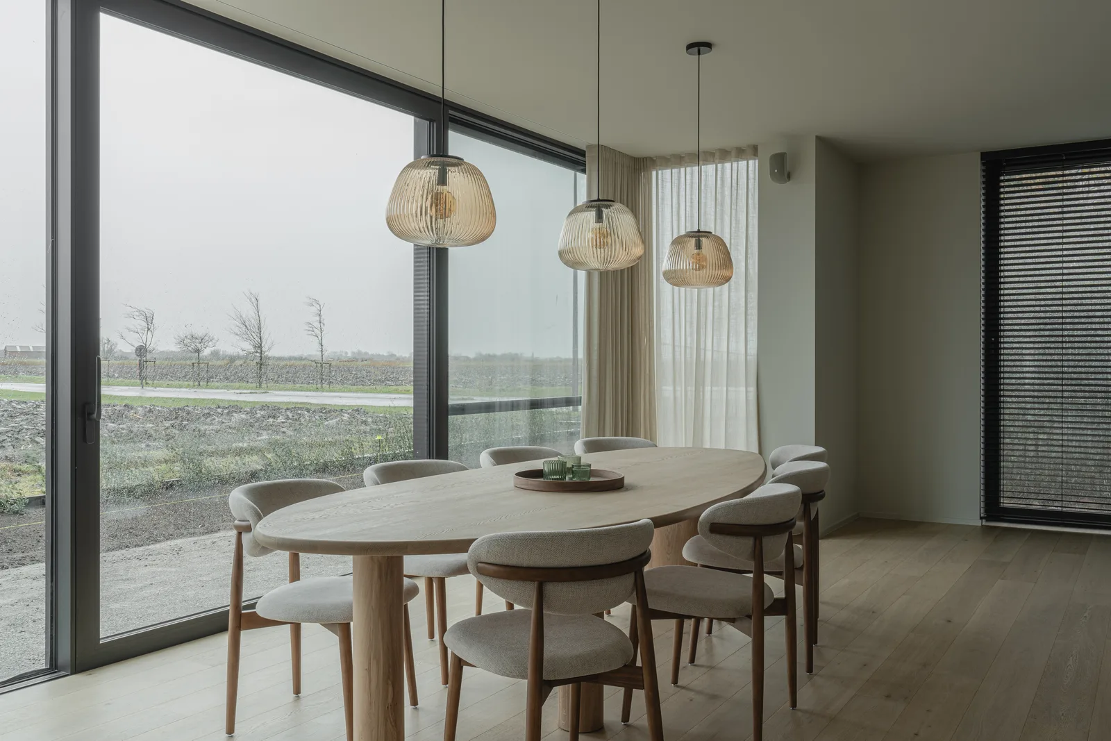 Project VLM, minimalistische leefruimte in Mortex en eiken parket — foto 22 van 52