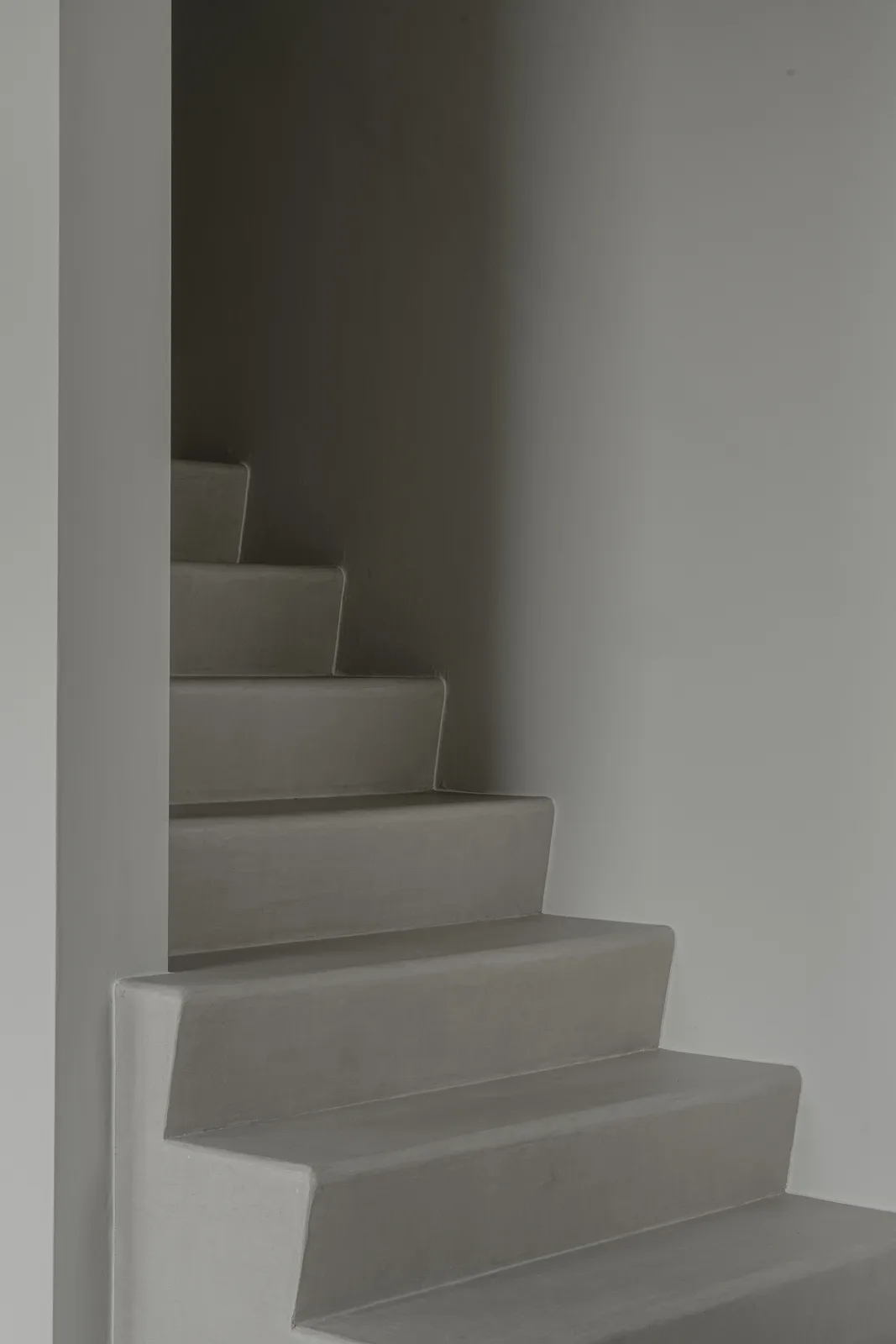 Project VLM, minimalistische leefruimte in Mortex en eiken parket — foto 33 van 52