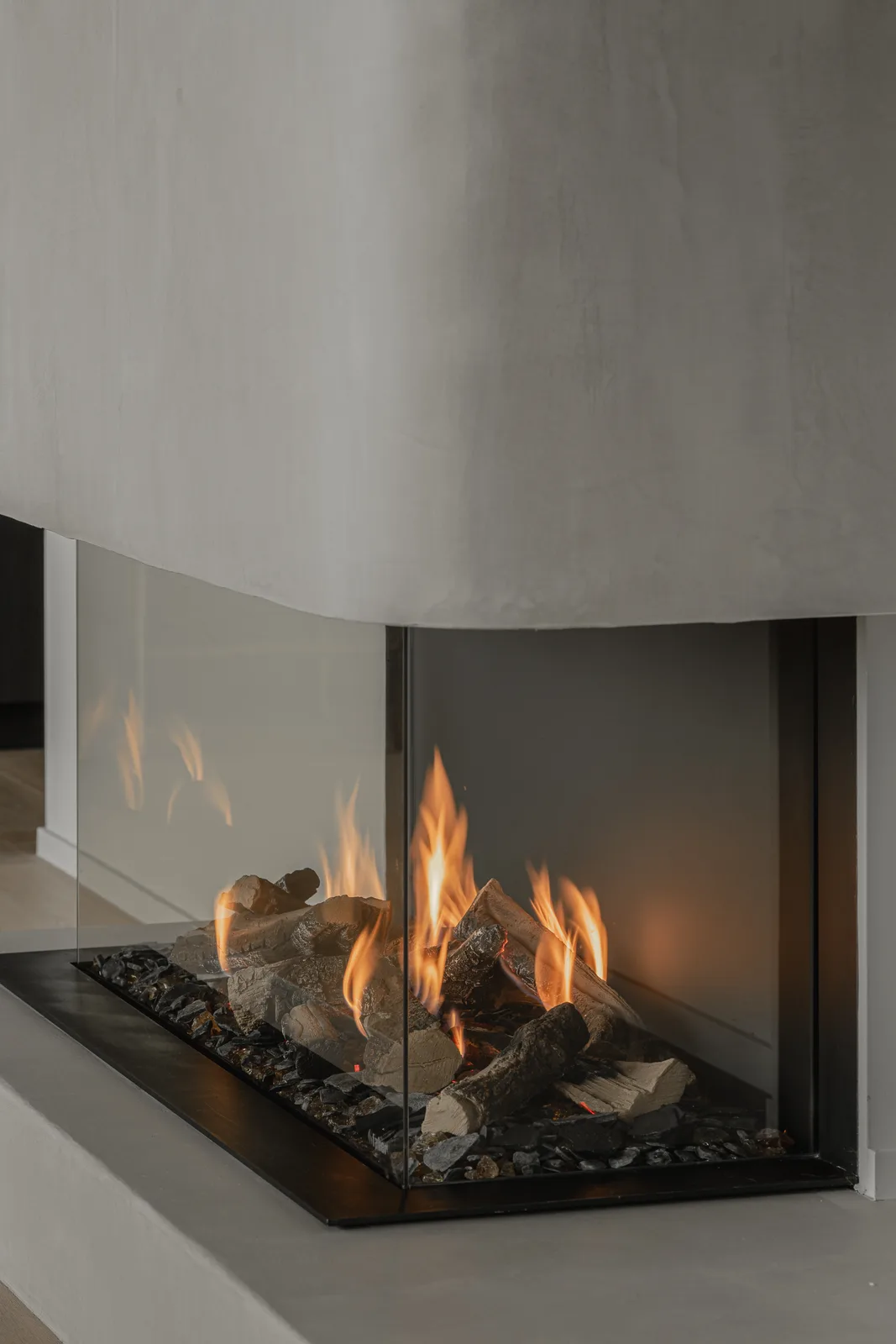 Project VLM, minimalistische leefruimte in Mortex en eiken parket — foto 34 van 52