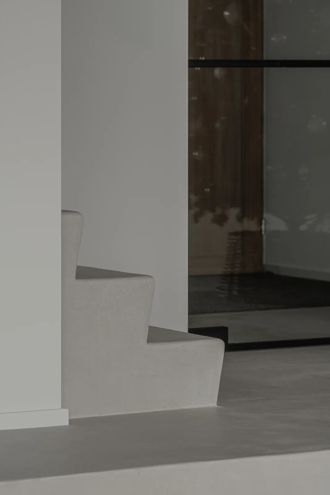 Project VLM, minimalistische leefruimte in Mortex en eiken parket — foto 36 van 52