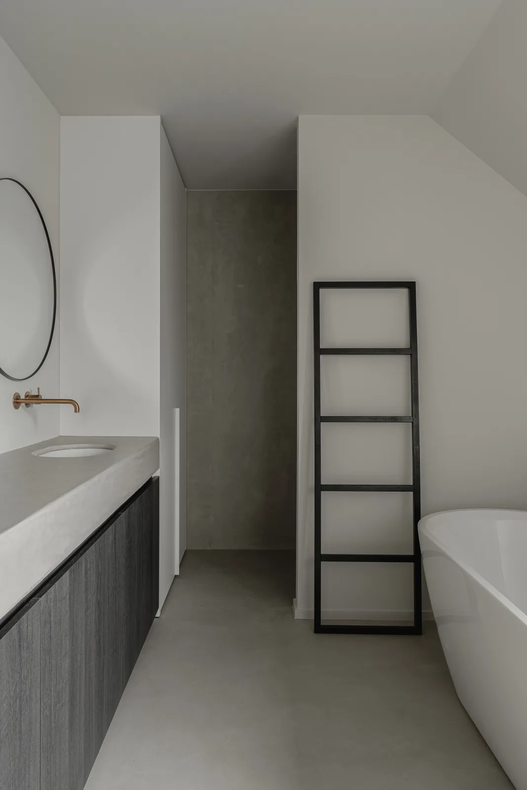 Project VLM, minimalistische leefruimte in Mortex en eiken parket — foto 46 van 52