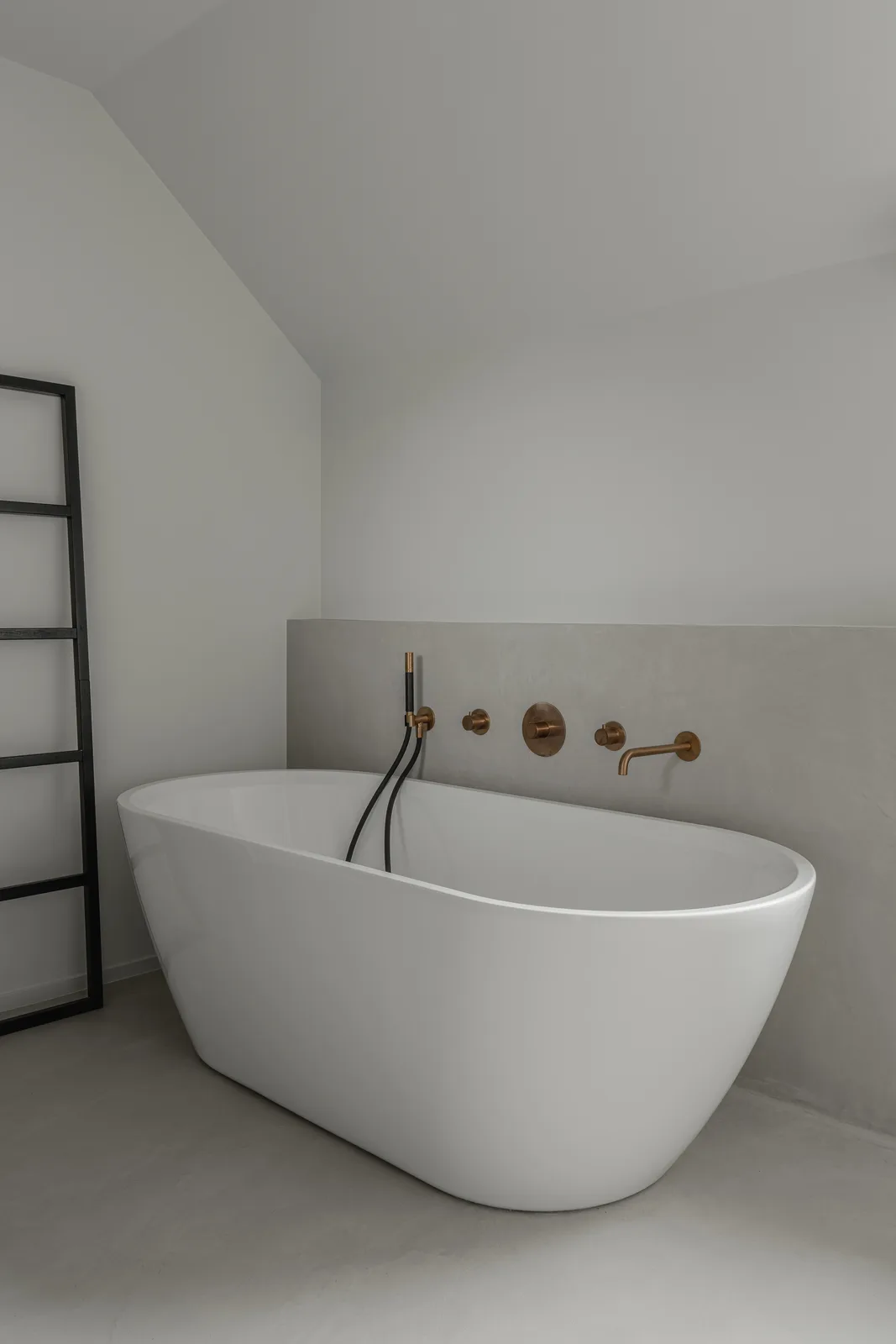 Project VLM, minimalistische leefruimte in Mortex en eiken parket — foto 47 van 52