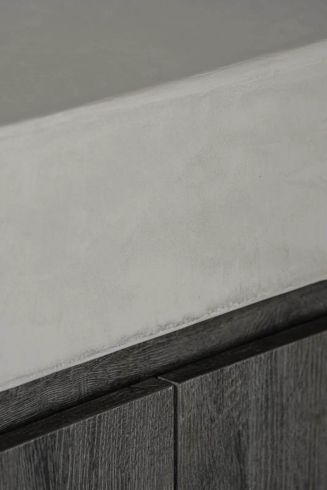 Project VLM, minimalistische leefruimte in Mortex en eiken parket — foto 51 van 52