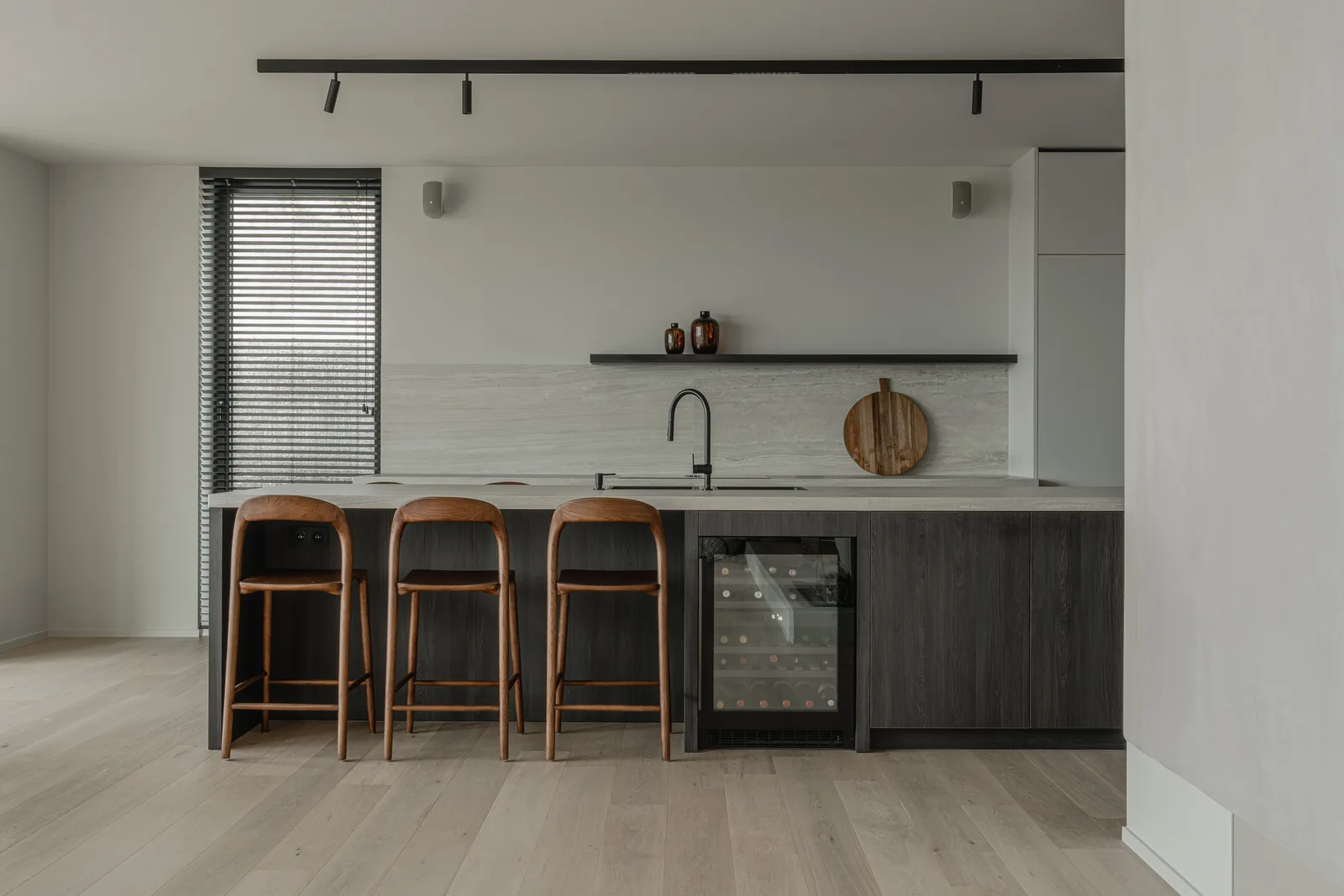 Project VLM, minimalistische leefruimte in Mortex en eiken parket — foto 52 van 52
